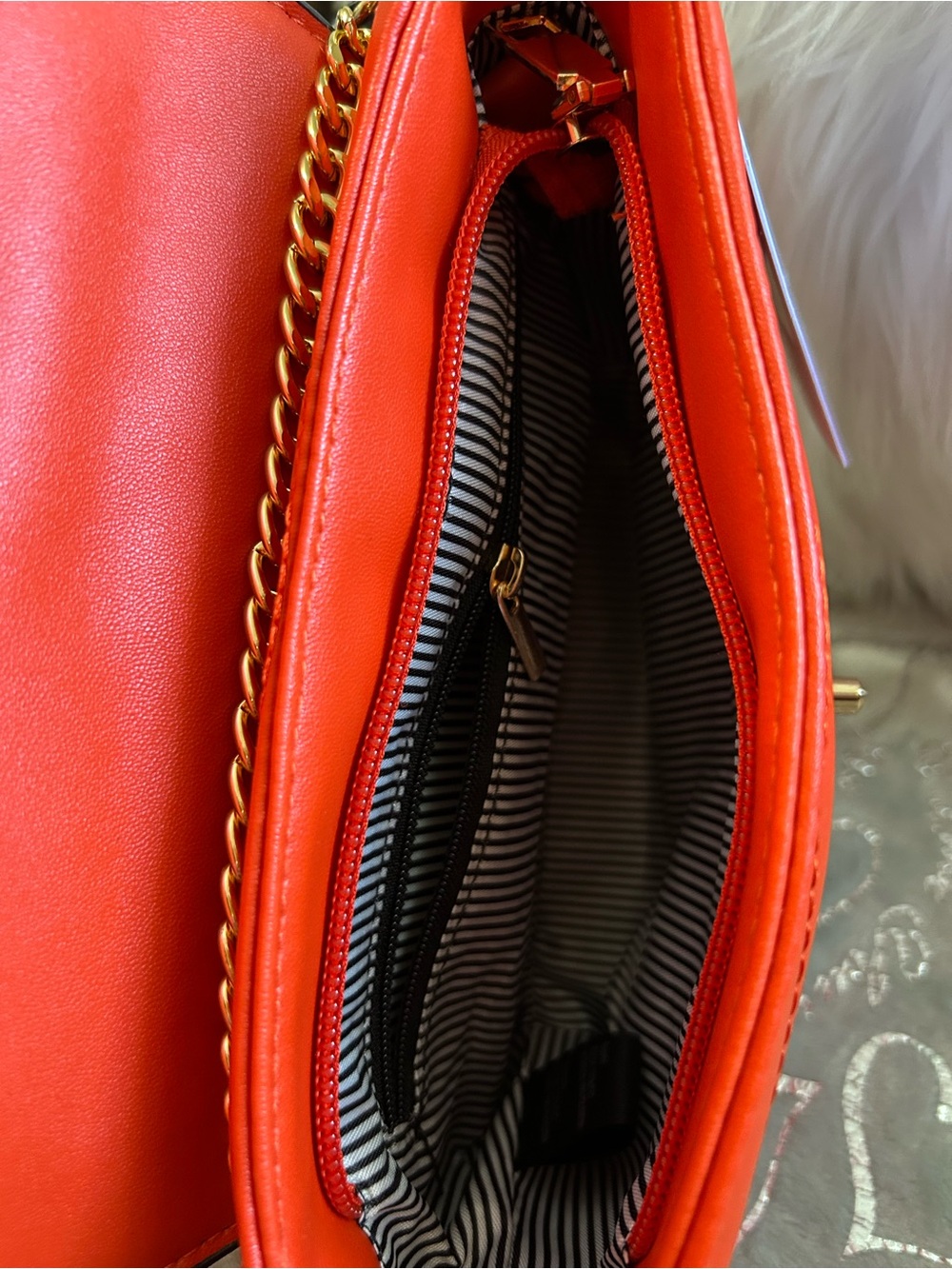 NWT Classic Fashions Quilted Crossbody Bag w/Gold Hardware & Coin Wallet- Red - Picture 9 of 10